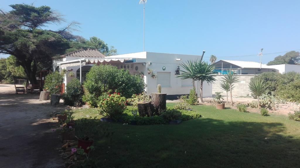 Finca Las Dunas: Beachfront Chalets with Jacuzzis Rota Exterior photo
